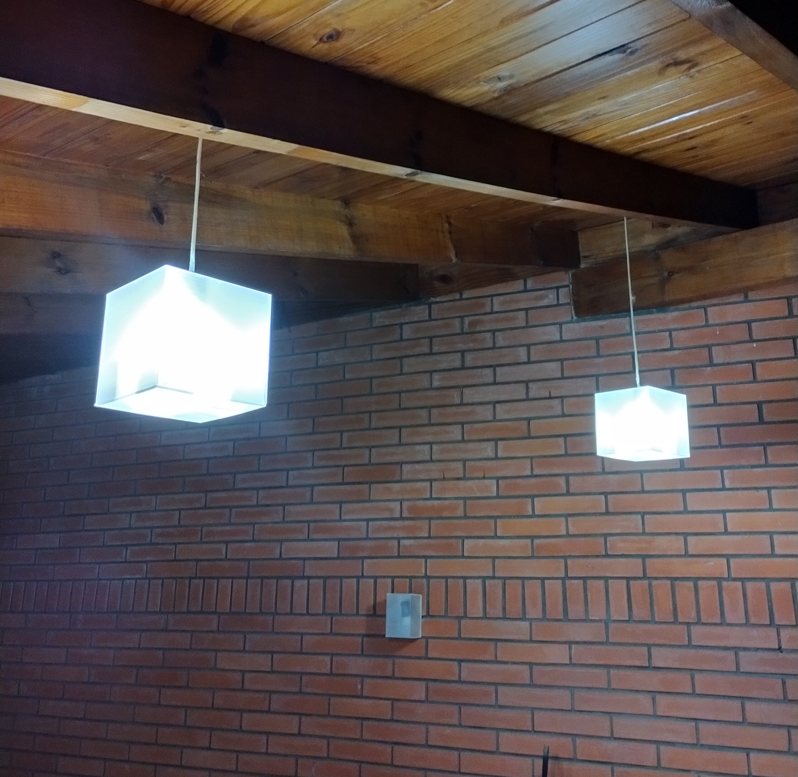 Lampara Cubo Cristal 157 h150 colocada scaled